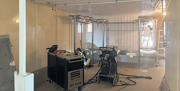 D’ici quelques semaines, la chaîne de production de l’Abattoir de Saint-Luc-de-Vincennes devrait être complètement installée et prête à fonctionner.