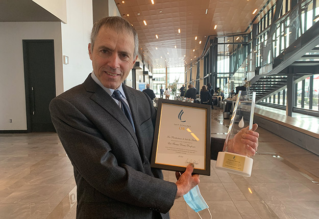 Denis Desfossés, dont la ferme de Sainte-Brigitte-des-Saults n’en est pas à sa première distinction pour la qualité de son lait, a reçu son prix du concours Lait'xcellent le 14 avril.