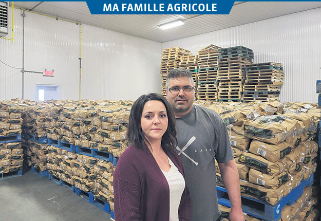 La Ferme Denis Gaudreault et Fils emballe ses pommes de terre qu’elle commercialise dans toute la province. Sur la photo, Corinne Tremblay et Alain Gaudreault. Photos : Gracieuseté de Corinne Tremblay