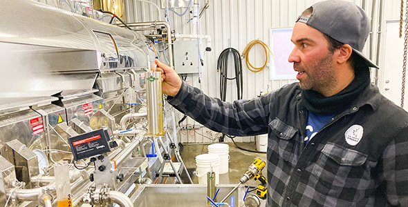 Gabriel se concentre pour produire un sirop particulièrement goûteux.