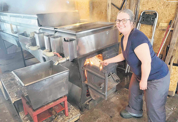 Au Témiscamingue, Sandra Gaudet et son conjoint venaient de produire 86 litres de sirop au moment de l’entrevue.