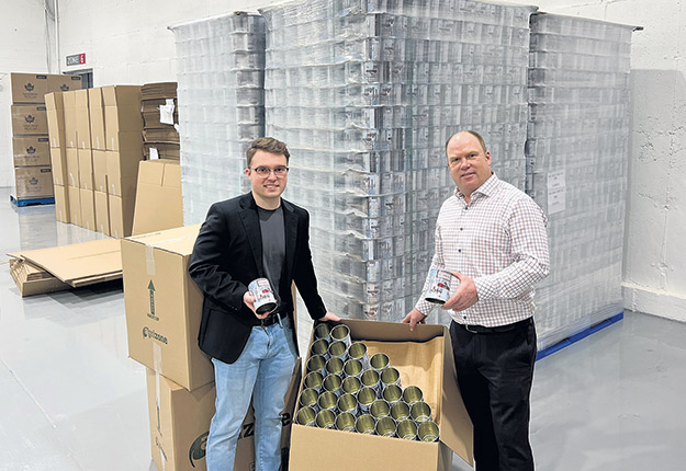 Erick Vachon (à droite) et son fils Jean-Sébastien produiront au Québec 400 millions de boîtes de conserve vides, dont 7 millions pour les acériculteurs. Photo : Gracieuseté d’Idéal Canne