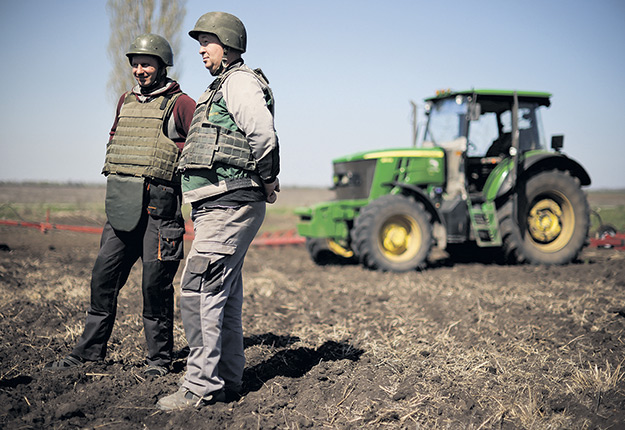 Pour leur renforcer leur sécurité, les agriculteurs ukrainiens sèment en s’équipant de casques et de gilets pare-balles. Photo : Reuters/Ueslei Marcelino