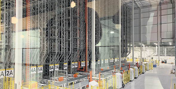 La salle de stockage entièrement automatisée est à la fine pointe de la technologie. D’une hauteur de trois étages, elle possède une capacité d’entreposage de 80 000 tonnes. 