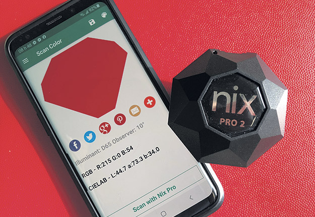 Le capteur de couleur Nix Pro 2 a une taille compacte et ergonomique. Son interface est conviviale et se connecte aux produits Android et Apple par Bluetooth. Photo : Les Producteurs de bovins du Québec