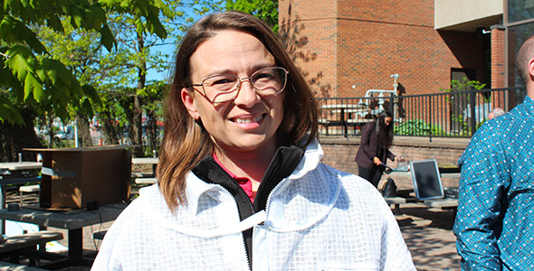 Maggie Lamothe Bourdeau, apicultrice dans Chaudière-Appalaches, craint que plusieurs apiculteurs d’expérience jettent l’éponge cet été s’ils n’ont pas d’aide pour reconstruire leur cheptel.