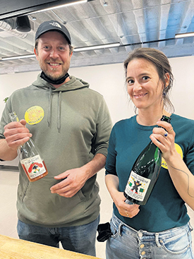 Raphaël Lefort et Pauline Macera commercialisent leur cidre urbain dans plusieurs épiceries fines de différentes régions du Québec.
