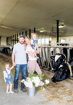 L’élevage des vaches laitières et la culture des fleurs font bon ménage chez Pascal Rheault et Lizianne Fortier. Ils prennent ici la pose avec leurs enfants, Rose-Elizabeth et Laurier.