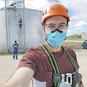Le chercheur Vincent Hervet a trouvé des insectes dans la moitié des silos échantillonnés. Il croit que les agriculteurs ne vérifient pas suffisamment la température et le taux d’humidité de leurs grains entreposés. Photos : Agriculture et Agroalimentaire Canada