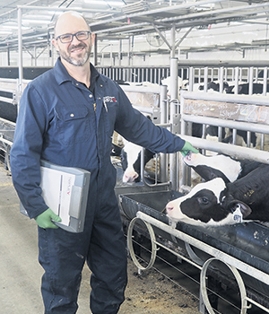 Frédéric Beaulac cumule 20 ans d’expérience comme vétérinaire avec les veaux lourds. Il est propriétaire et cofondateur de Triple V, un service vétérinaire ambulatoire pour les grandes populations animales à l’échelle de la province.
