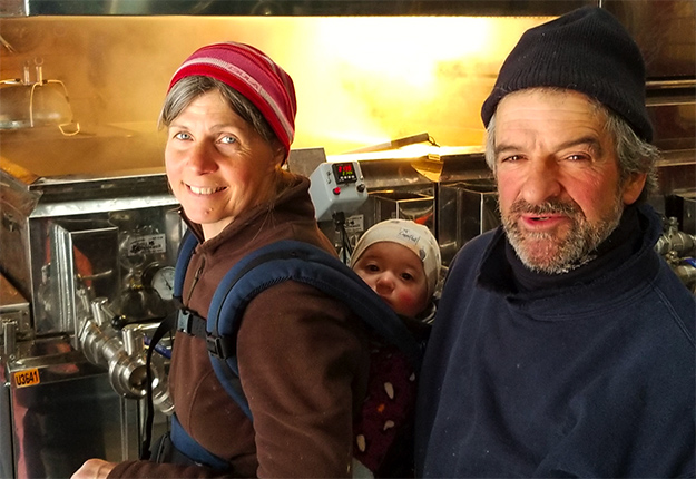 Les cogagnants du meilleur sirop d’érable 2022 sont François Tanguay et Carole Durocher de la Ferme entre deux pays. Photo : Gracieuseté