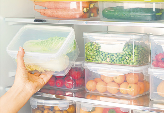 De façon générale, le réfrigérateur reste le meilleur moyen de maintenir la fraîcheur des fruits et des légumes, mais aucun d’entre eux ne réagira de la même façon à son confinement réfrigéré.