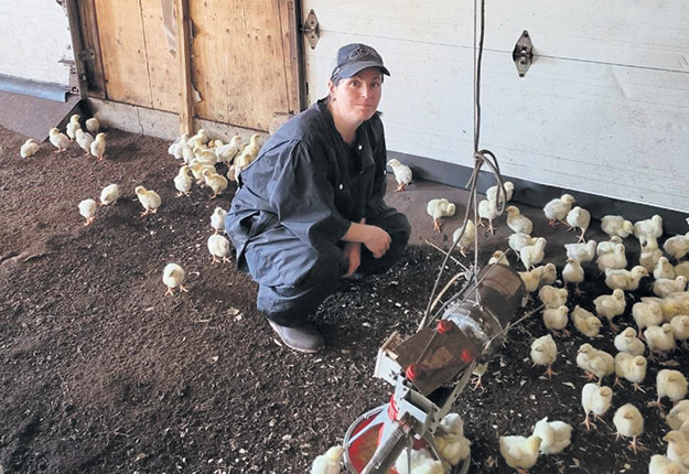 Les éclosions de grippe aviaire en Estrie inquiètent la productrice Véronique Thériault, dont la plus grande partie des revenus d’entreprise repose sur la production de volaille. Photo : Gracieuseté de Véronique Thériault