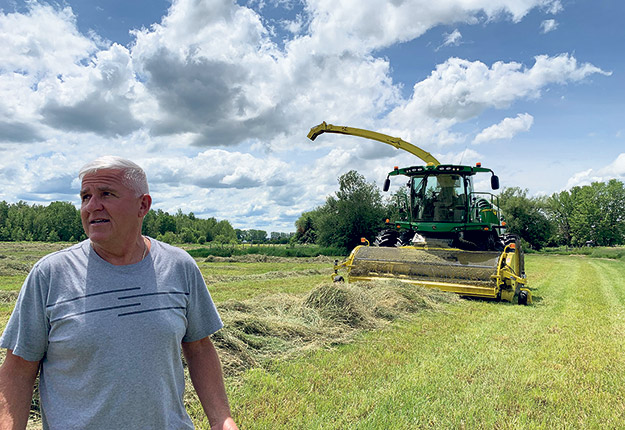 Sylvain Landry, producteur laitier de Saint-Albert dans le Centre-du-Québec, en était à sa dernière journée de récolte de graminées, le 15 juin. Photos : Caroline Morneau/TCN