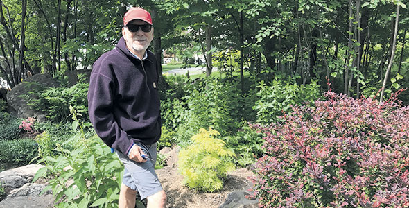 À la retraite, M. Belleau peut enfin s’adonner à sa passion :  l’horticulture ornementale. Du matin au soir, il prend soin de son jardin. Photo : Gracieuseté de Pierre Belleau