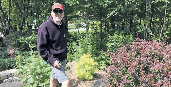 À la retraite, M. Belleau peut enfin s’adonner à sa passion : l’horticulture ornementale. Du matin au soir, il prend soin de son jardin. Photo : Gracieuseté de Pierre Belleau
