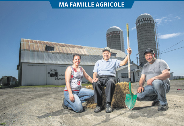 Mélissa Landry, Jérémie et Gabriel devant la ferme aujourd’hui pilotée par la 4e génération de Lévesque. Photo : Mathieu Langevin