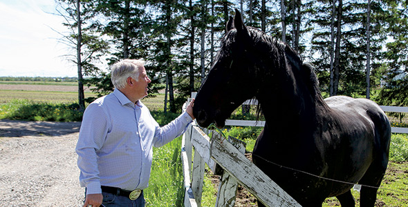 Tout comme son père, Vincent Bernier a une feuille de route impressionnante, entre autres comme responsable du développement des marchés américains et internationaux pour la Société du Centre des congrès de Québec. Le voici avec son cheval de race Percheron, à la ferme.