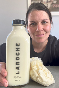 Josée Laroche, dont la laiterie aménagée à la ferme a ouvert en décembre, commercialise différents types de laits fermiers et de fromages. Photo : Gracieuseté de Josée Laroche