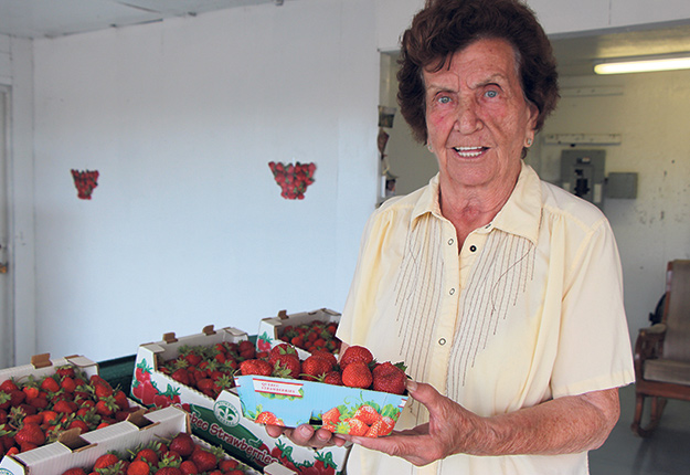 À 84 ans, Thérèse Pitre vient de terminer sa 40e saison au kiosque de la ferme familiale de Mercier, en Montérégie. Photos : Patricia Blackburn/TCN