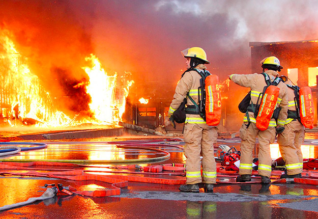 L’incendie à l’entreprise maraîchère R.G.R. Guinois est survenu vers 4 h, lundi matin. Photo : Erick Ouellet