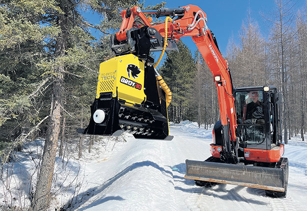 Le broyeur forestier BROY30,  de la compagnie BeaverTech, dispose de deux skis de sécurité pour empêcher le baril rotatif de toucher le sol. Photo : Gracieuseté de BeaverTech (Service AMS)