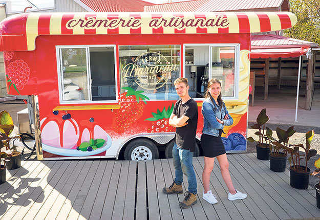 Matis et Roxanne Marineau ont implanté de A à Z le camion de crème glacée à la ferme familiale, à Laval.