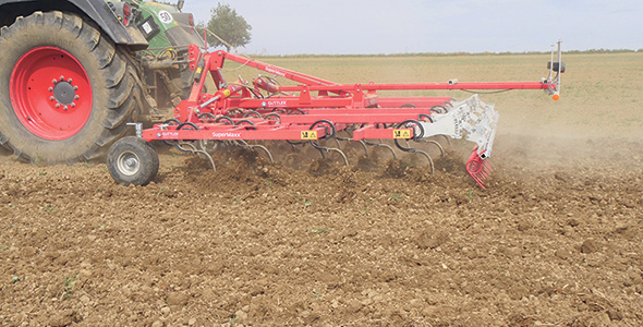 Le Supermaxx de Güttler nécessite 50 % moins d’énergie (HP) qu’une déchaumeuse classique, découlant d’une plus grande économie de carburant et entraînant moins de compaction. Photo : Gracieuseté de PMI-Ag