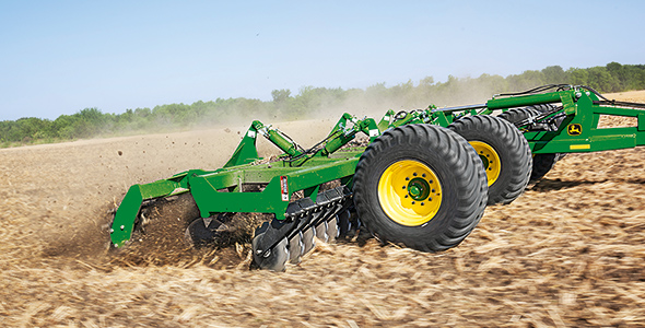 La 2680H de John Deere a été conçue pour dégrader plus rapidement, en mélangeant et enterrant les résidus de façon très efficace. Photo : Gracieuseté de JLD-Laguë