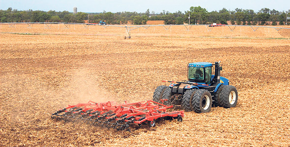 Les pointes à ailettes et les pointes réversibles du Landsaver 4810, de Kuhn, permettent une finition plus plane. Photo : Gracieuseté de Kuhn