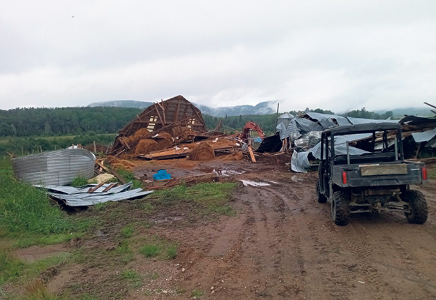 La grange de la ferme bovine de la famille Hovington a été complètement détruite le 23 juillet, à la suite d’un orage inattendu. Photo : Gracieuseté de Martial Hovington
