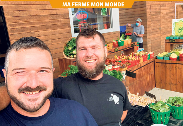 Maxime Dion et Philippe Benoit à leur kiosque du marché Lionel-Daunais de Boucherville. Photo : Gracieuseté de La Bourrasque