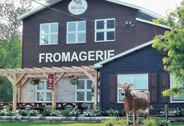La fromagerie-boutique, à Bedford, est située stratégiquement sur la Route des vins et la Route des vélos de Brome-Missisquoi.