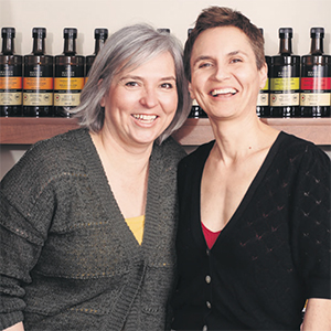 Les sœurs Élisabeth et Élaine Bélanger proposent au public des produits faits à partir de fruits et de grains de première qualité. 