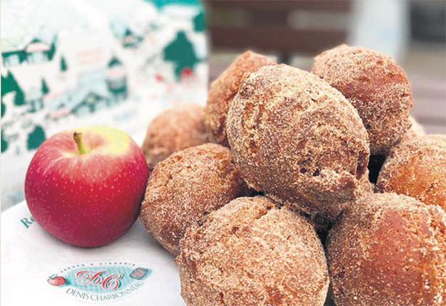 Les fameux beignets aux pommes des vergers Denis Charbonneau font le bonheur des petits et des grands. Photo : Gracieuseté des Vergers Denis Charbonneau