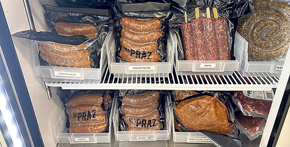 La viande de la Ferme des Praz est transformée à la boucherie, puis vendue à la boutique, qui a pignon sur rue à Rouyn-Noranda. Photo : Émilie Parent-Bouchard