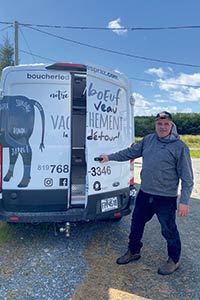 « Quand on a démarré la ferme, on avait, Sylvain et moi, la passion de l’agriculture, la passion des vaches, des animaux. Mais on voulait commercialiser la viande », raconte Christel Groux. Photo : Émilie Parent-Bouchard