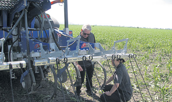Le sarcleur expérimental permet de traiter deux rangées pour le moment. Si l’expérience se révèle positive, l’équipement pourra être élargi selon les besoins de l’agriculteur. Sur la photo, Christopher Liebrecht, de Synagri, et Claudine Machabée, d’Innotag.