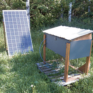 L’équipement solaire « mobile » de Réjean Doré inclut un panneau solaire et une boîte sur palette. 
