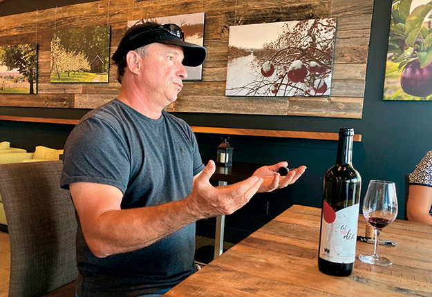 Jean-Pierre Potelle prévoit que les rendements seront en baisse chez lui. Il ne répétera donc pas son rendement record de l’an dernier, qui atteignait 15 t/ha dans le cépage frontenac et 12 t/ha dans le chardonnay, lequel devrait plutôt tourner autour de 10 t/ha cette année. Photo : Martin Ménard/TCN