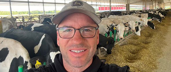 Dominic Drapeau, gagnant de 2016, voue une grande importance aux contacts et amitiés qu’il a tissés avec les anciens jeunes agriculteurs d’élite du Canada. Crédit : Gracieuseté de Dominic Drapeau