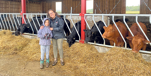 Christel Groux et la plus jeune de ses filles, Béatrice, 8 ans, à la ferme située au Témiscamingue. Photo : Émilie Parent-Bouchard