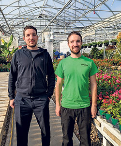 Les frères Simon et Francis Lapointe dans l’une des 40 serres de production de la pépinière. À la Pépinière Lapointe, des lampes sont mises à contribution pour les jeunes semis, particulièrement lorsque les journées sont à leur plus court durant les premiers mois d’hiver. Photo : Photos : Gracieuseté de Francis Lapointe