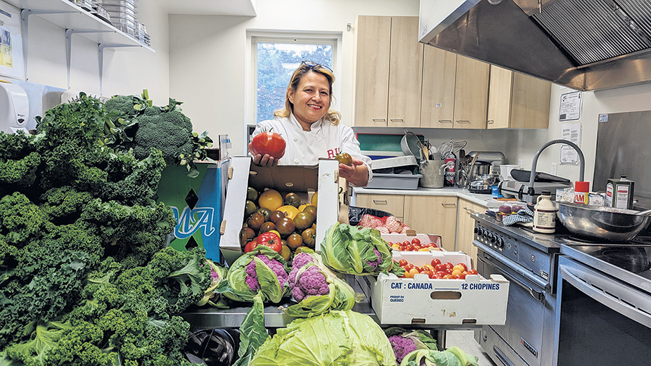 Iris Marchena, cuisinière au CPE le Pitchounet, reçoit la livraison des surplus alimentaires dans le cadre de l’Opération dernière chance mise en place par Arrivage et le Conseil régional de l’environnement de Laval. Photo : Gracieuseté d’Arrivage