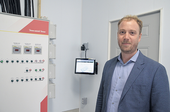 Le représentant de l’entreprise Sodalec Benjamin Saint-Pé devant le panneau de puissance mis au point par Sodalec et Agrinuvo pour les fermes avicoles.