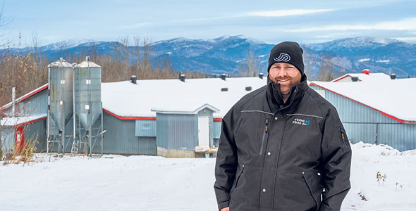 Mathieu Pilote s’occupe principalement de l’engraissement et de la gestion de la ferme. Photo : Sylvain Foster/Go-Xplore Productions