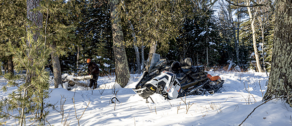 Les modèles Tundra de Ski-Doo sont offerts avec deux choix de moteurs. Parmi ceux-ci, on retrouve le Rotax 600 ACE, un bicylindre à quatre temps refroidi au liquide et alimenté par injection électronique, reconnu pour sa douceur et sa fiabilité. Ski-Doo annonce une consommation de seulement 8 L/100 km, un taux inférieur à celui de nombreux autos et camions.