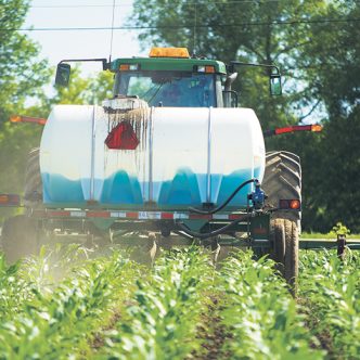 Chaque année, les agriculteurs du Québec doivent importer environ 350 000 tonnes d’urée pour combler leurs besoins en fertilisants azotés. Photo : Archives/TCN