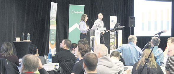 Pour les grands troupeaux laitiers, chaque pourcentage de gain équivaut à 22 000 $, ont indiqué les conseillers en gestion Laurence Sylvain et Michel Vaudreuil. Photo : Gracieuseté de Via Pôle d’expertise en services-conseils agricoles