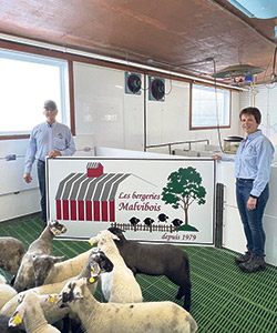 Marie-Antoine Roy et Diane Duranleau sont particulièrement fiers de l’affiche de leur ferme réalisée par leur petite fille Élianne. Photo : Gracieuseté de Karine Fortier